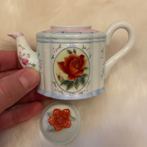 Red roses five piece mini tea set - Picture 3 of 3